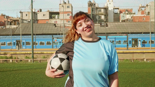 30岁出头的自信女足球运动员的户外肖像视频素材