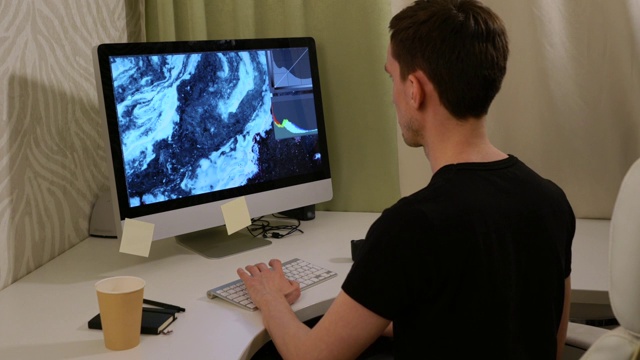 一个年轻的男性自由职业者正在屏幕前工作视频下载