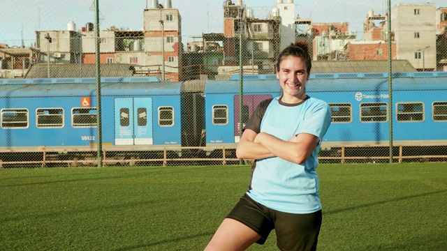 场上微笑的西班牙女足球运动员的肖像视频素材