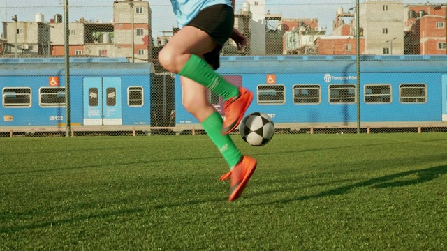 动作肖像的年轻西班牙女足球运动员视频下载
