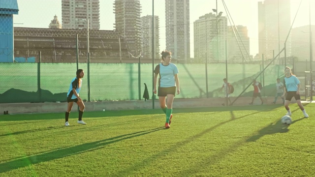 年轻的西班牙女足球运动员正在进行传球训练视频素材