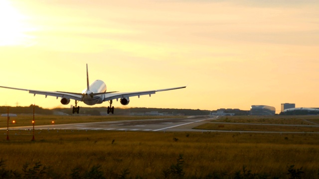 一架宽体双引擎飞机于凌晨在法兰克福Am Main机场降落视频下载