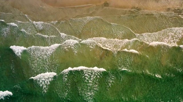 海浪海滩的抽象俯视图。视频下载