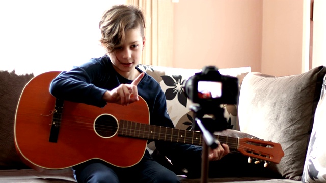 男孩在家录制视频吉他教程视频下载