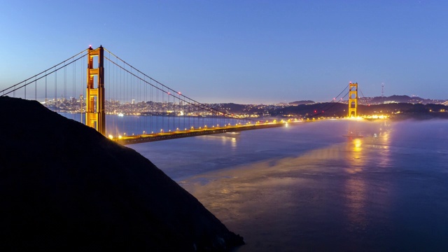 黑夜到白天的时间流逝，金门大桥覆盖在雾中，旧金山，加利福尼亚，美国视频素材