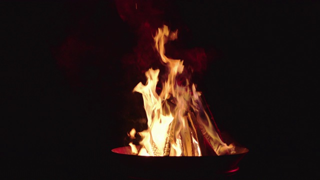 在有红色烟雾的火盆里营火视频下载