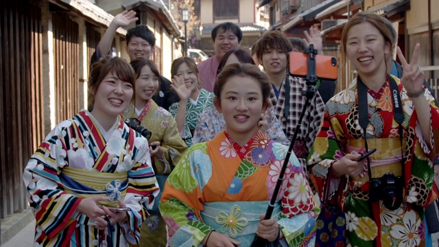 京都，穿着和服的年轻人视频下载
