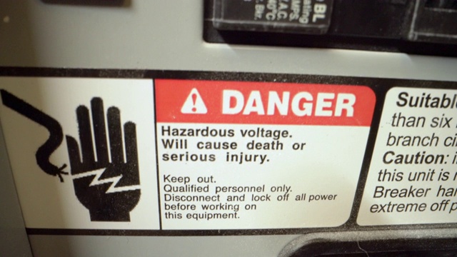 高压危险警告标志贴纸的特写镜头20安培电气断路器面板从一个商业建筑安装视频下载