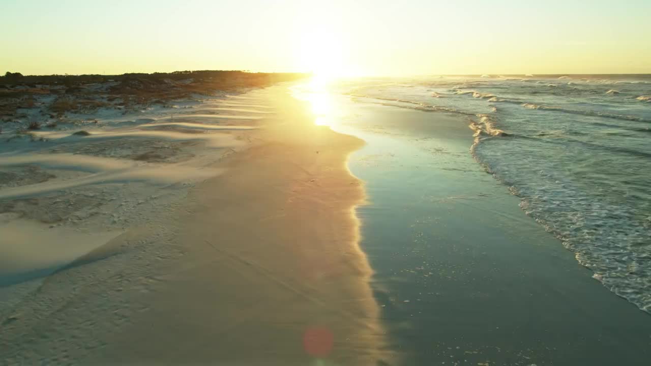 无人机飞向佛罗里达州格雷顿海滩州立公园的旭日视频下载