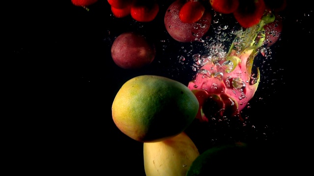 异国水果落入水中的视频视频下载