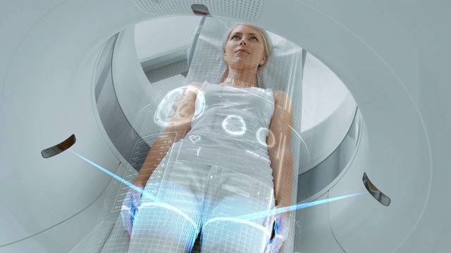 女病人躺在CT或PET或MRI扫描床上，在扫描她的大脑和重要参数时在机器里移动。AR概念与视觉效果在医学实验室与高科技设备。视频下载