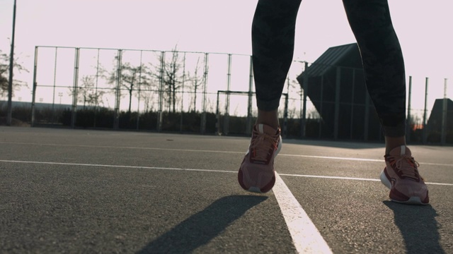 清晨穿着运动鞋在户外训练的女人视频素材
