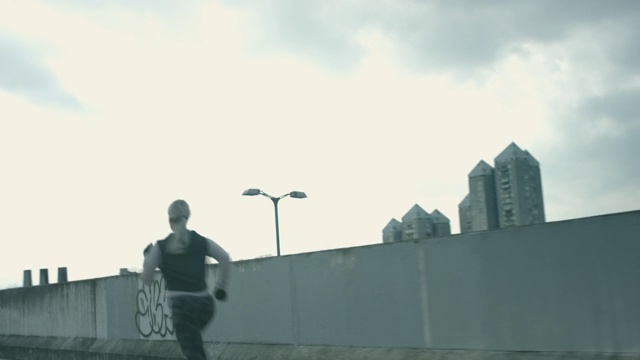 女人在城市里激烈的跑步视频素材