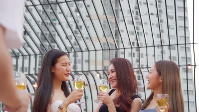亚洲朋友群一起庆祝派对视频素材