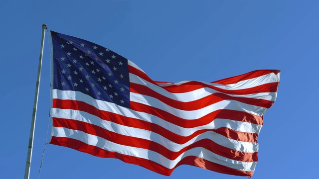 以蓝天为背景的美国国旗视频素材