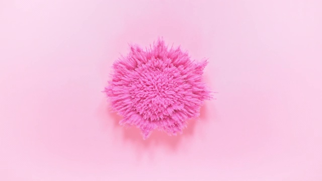 粉彩粉在近距离和超慢动作中向相机爆炸，淡粉色的背景视频素材