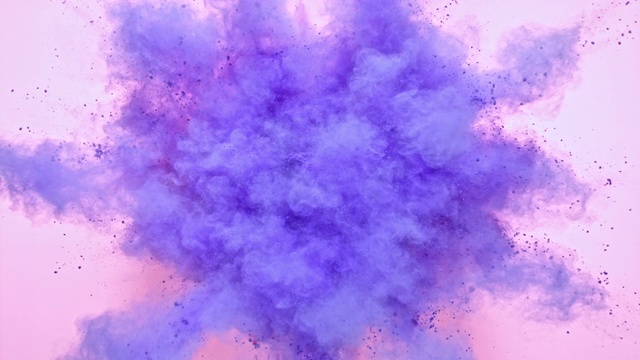 粉彩的紫色粉末在近距离和超级慢动作中向相机爆炸，淡粉色的背景视频素材