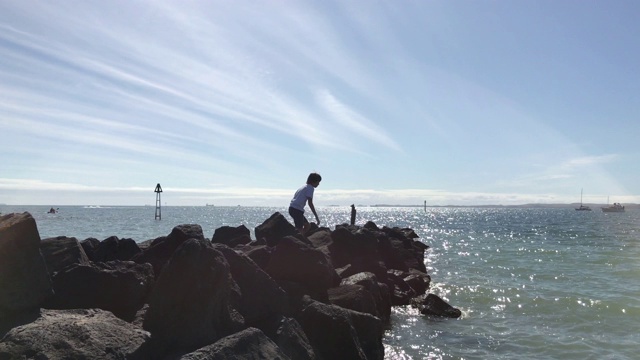 海滩上的岩石男孩视频下载