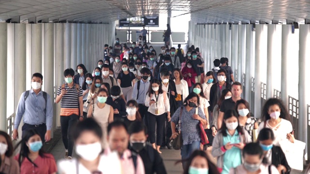 慢鏡頭場景:早高峰時間，亞洲人在曼谷上班時戴著預防冠狀病毒或新冠病毒的面罩和空氣中的微塵pm 2.5視頻素材