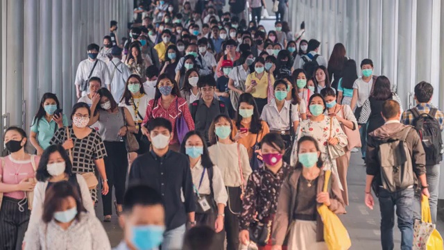 在早高峰时间，亚洲人在曼谷上班时戴着预防冠状病毒或新冠病毒的面罩和空气中的微尘pm 2.5视频下载