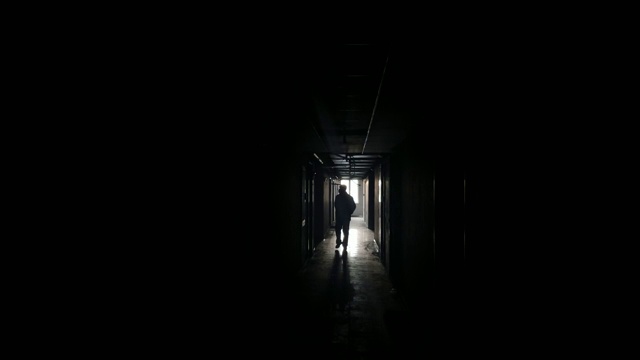 独自走在黑暗的走廊里视频下载
