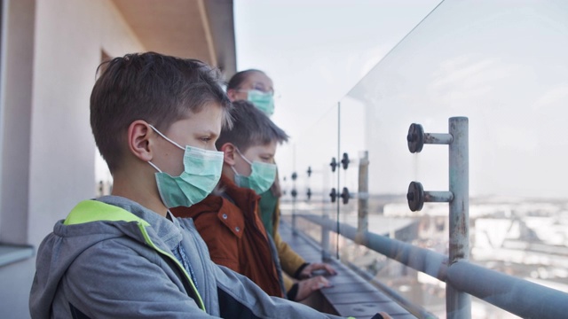 三个孩子戴着防毒面具在阳台上玩视频下载