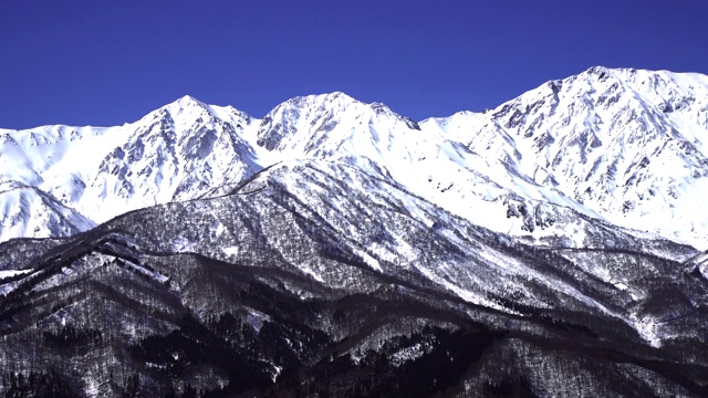 冬天白波山脉和蓝天视频下载