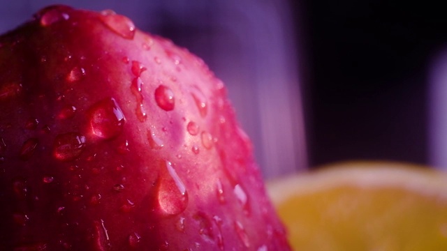 大滴大滴的水滴落在又红又熟的苹果上，从皮上滚下来。视频下载