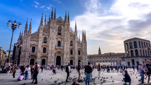 4K时光流逝:意大利米兰大教堂广场上的游客视频素材