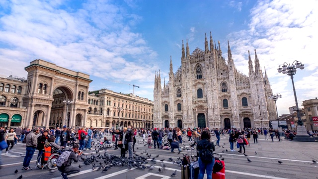 4K时光流逝:意大利米兰大教堂广场上的游客视频下载