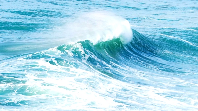 巨大的绿松石海浪起落在海滩上翻滚视频素材