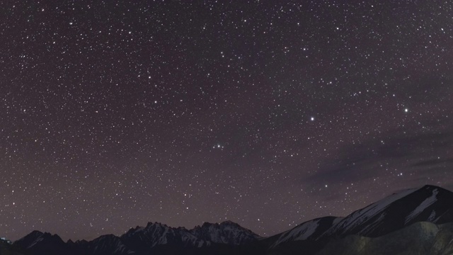 时间流逝:星星背景在喜马拉雅山视频素材