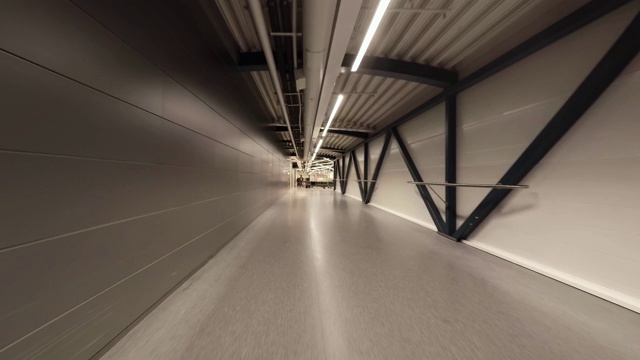 步行穿过机场航站楼的通道。拍摄4K(超高清)。视频下载