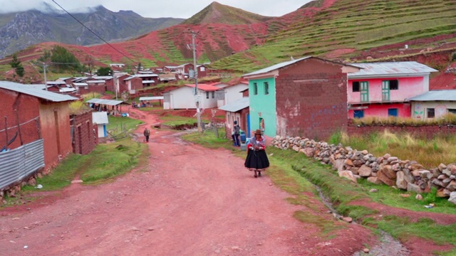 秘鲁库斯科，人们走在土路上的慢镜头视频下载
