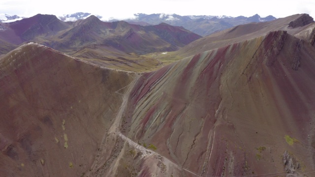 在沙漠岩石山脉的鸟瞰图，风景的平移镜头-彩虹山，秘鲁视频下载