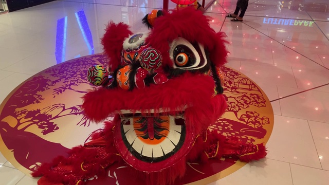 传统的彩色中国狮子，中国的纸意味着:好运。视频下载