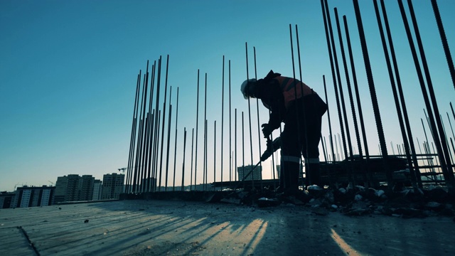 建筑工人用大锤破坏建筑构件。视频下载