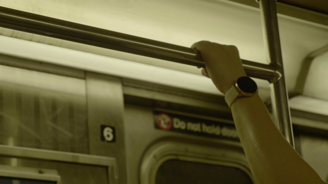 在纽约地铁列车内，4K慢镜头60帧/秒视频下载