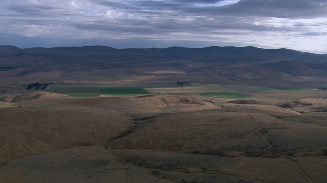 美国华盛顿州亚基马市，群山环绕的农田鸟瞰图。视频素材