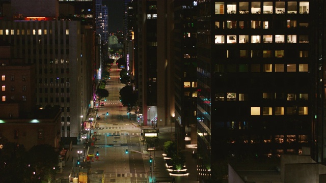 Covid-19大流行期間，空曠的洛杉磯市中心街道的夜間航拍視頻下載