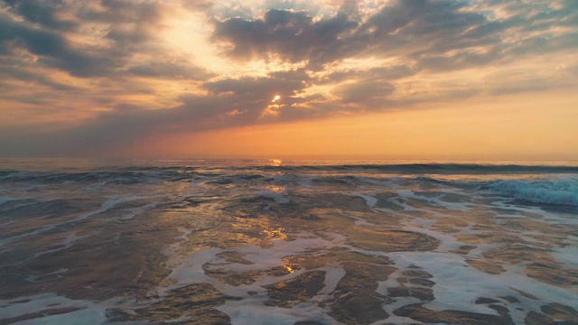 热带海滩日出，海浪拍打着沙滩视频素材