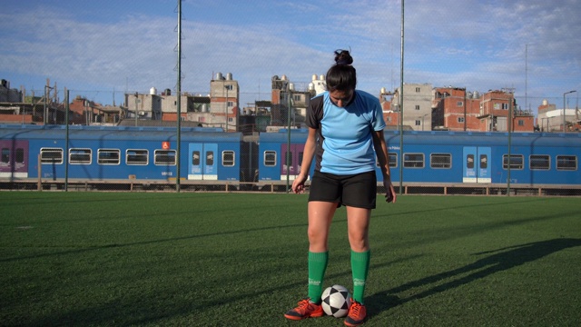 阿根廷女足球运动员在场上练习视频素材