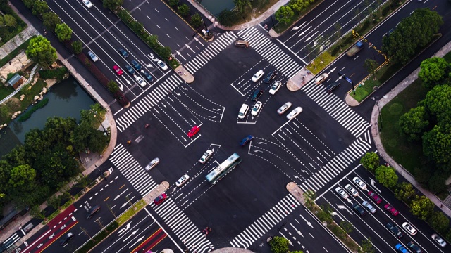 现代城市道路交叉口交通过渡鸟瞰图视频素材
