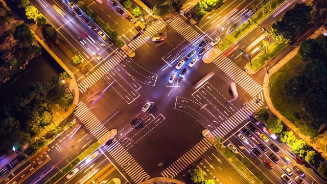现代城市道路交叉口夜间交通过渡鸟瞰图视频素材