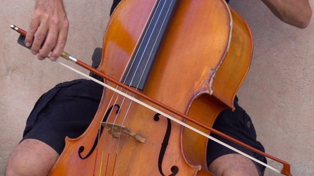 一个男人在托斯卡纳拉大提琴小提琴的细节特写，意大利，欧洲。视频素材