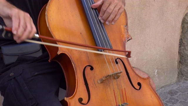 一个男人在托斯卡纳拉大提琴小提琴的细节特写，意大利，欧洲。视频素材