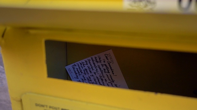 欧洲意大利托斯卡纳奥维多村的邮筒里的一张明信片。视频素材