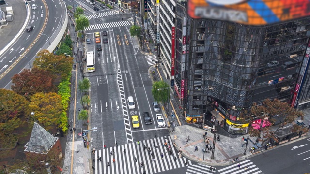4K延时镜头:在日本东京银座的行人和游客人群的高峰时刻向左平移视频素材