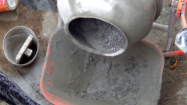 工人正在使用由混凝土搅拌机制成的混凝土视频下载