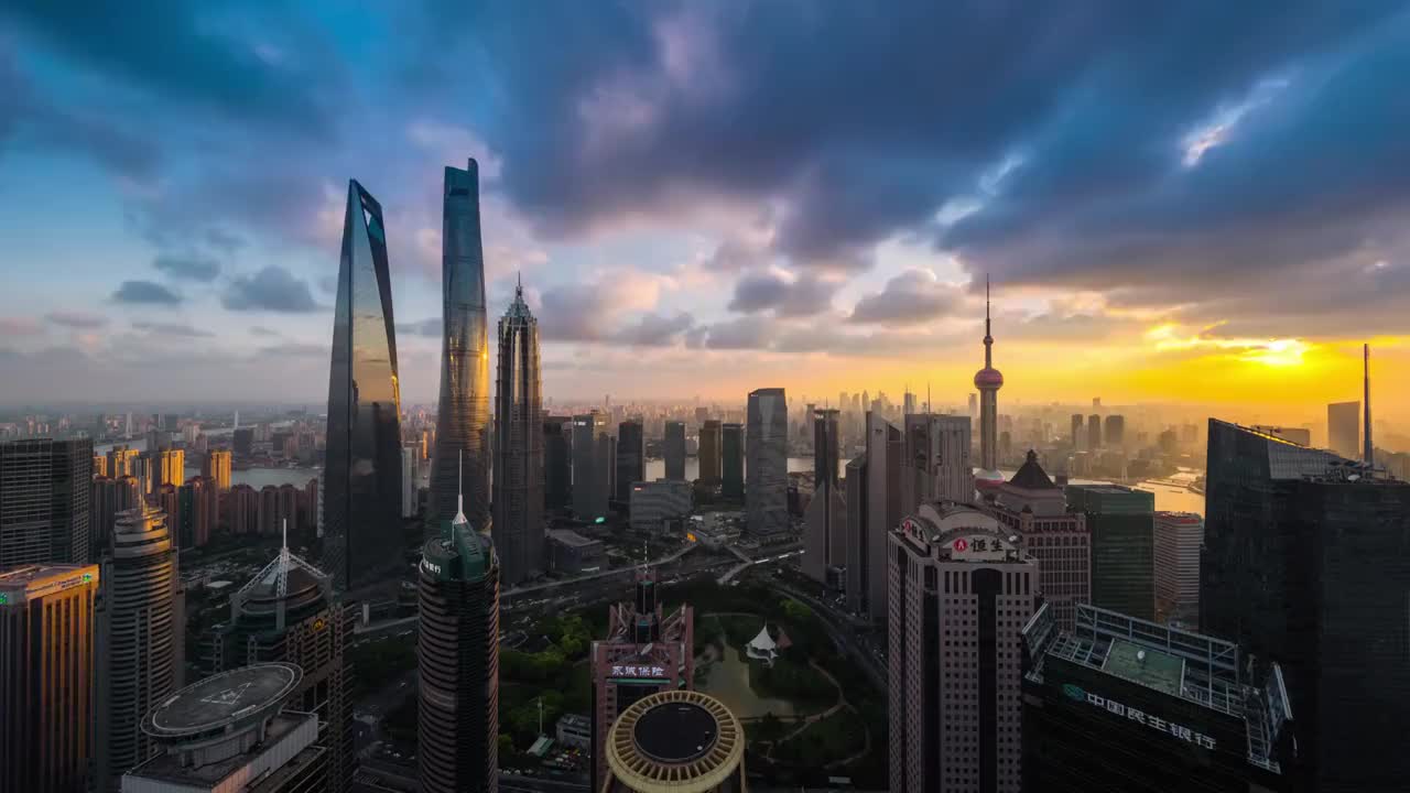 高处视野开阔的上海地标陆家嘴金融中心，夕阳到夜景的城市景观过渡视频购买